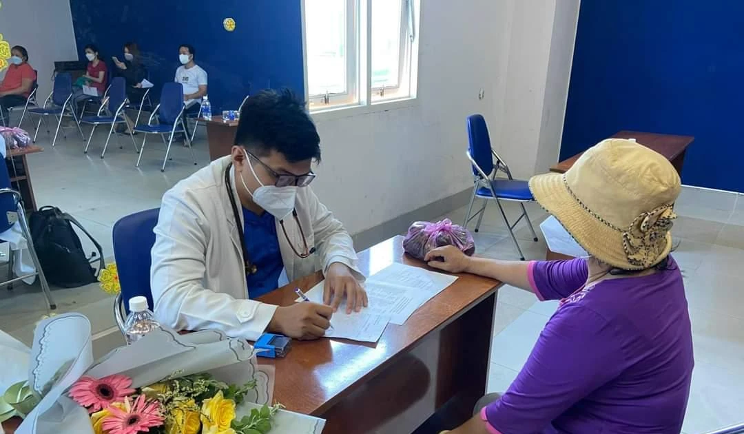 Ngày hội "Thầy thuốc trẻ làm theo lời Bác" sôi động quá trời: 500 người được khám miễn phí! ✨