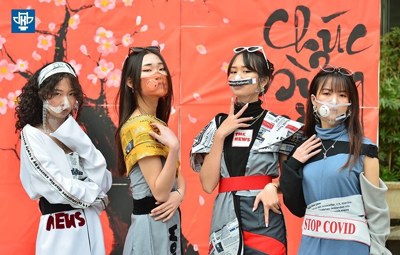 Sinh viên ĐH Kiến trúc Hà Nội khoe loạt outfit chống dịch COVID-19 xịn sò khỏi bàn