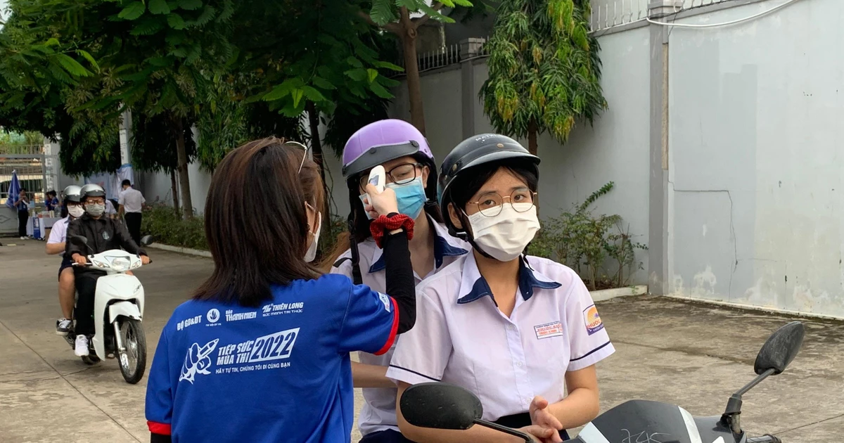 Chill đường đi thi - Đội hình điều phối giao thông cực nhiệt tình support thí sinh mùa thi THPT 2022