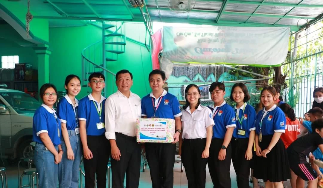 Thành Đoàn TP.HCM ghé thăm đội quân "Gia sư áo xanh 2022" - Trao quà, gửi yêu thương