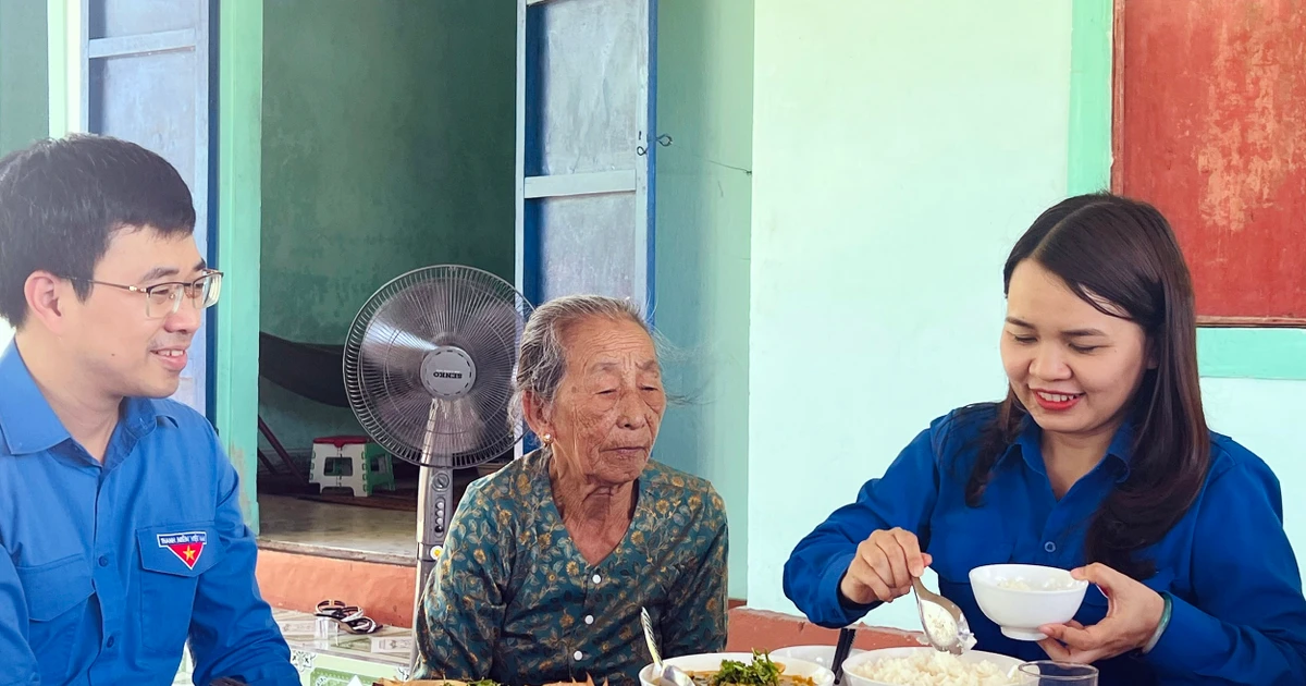 Tuổi trẻ Quảng Trị gửi gắm yêu thương đến các Mẹ Việt Nam Anh hùng qua 'Bữa cơm gia đình - Ấm tình lòng Mẹ'