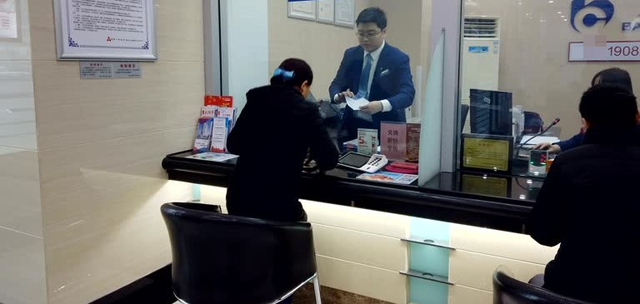 Chồng để lại 6,6 tỷ trong di chúc, nhưng ngân hàng cứ khăng khăng đòi... giấy tờ công chứng