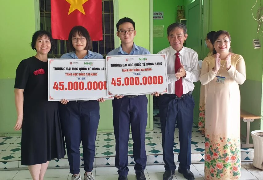 ĐH Quốc tế Hồng Bàng "chịu chơi" trao học bổng 45 triệu cho 2 kiện tướng quốc gia