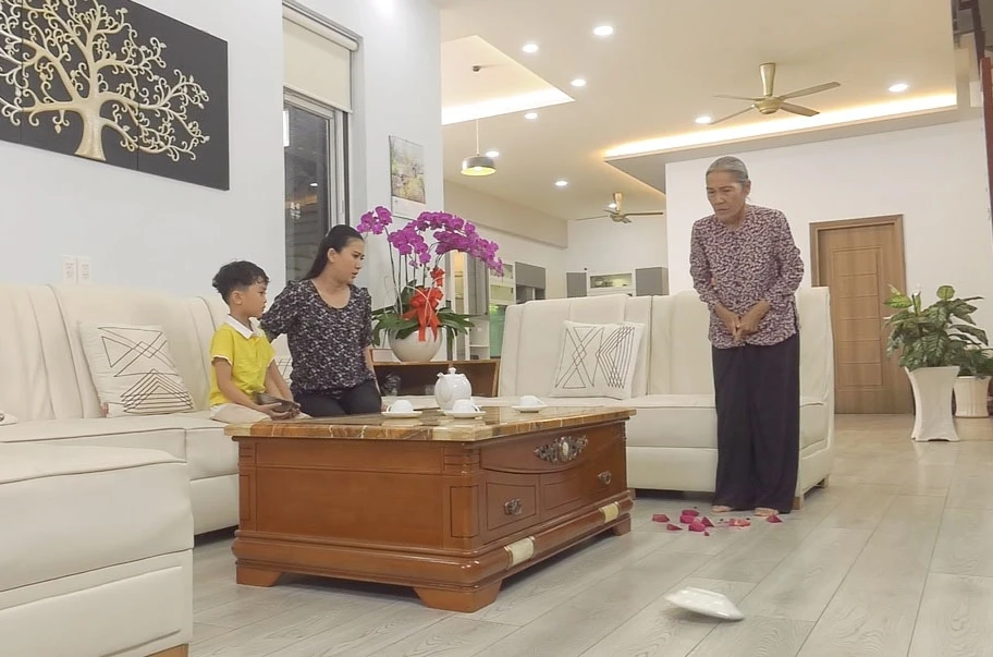 Cô dâu bắt mẹ chồng ăn cơm chó, nhận luôn cái kết "nghiệp quật" đau đớn