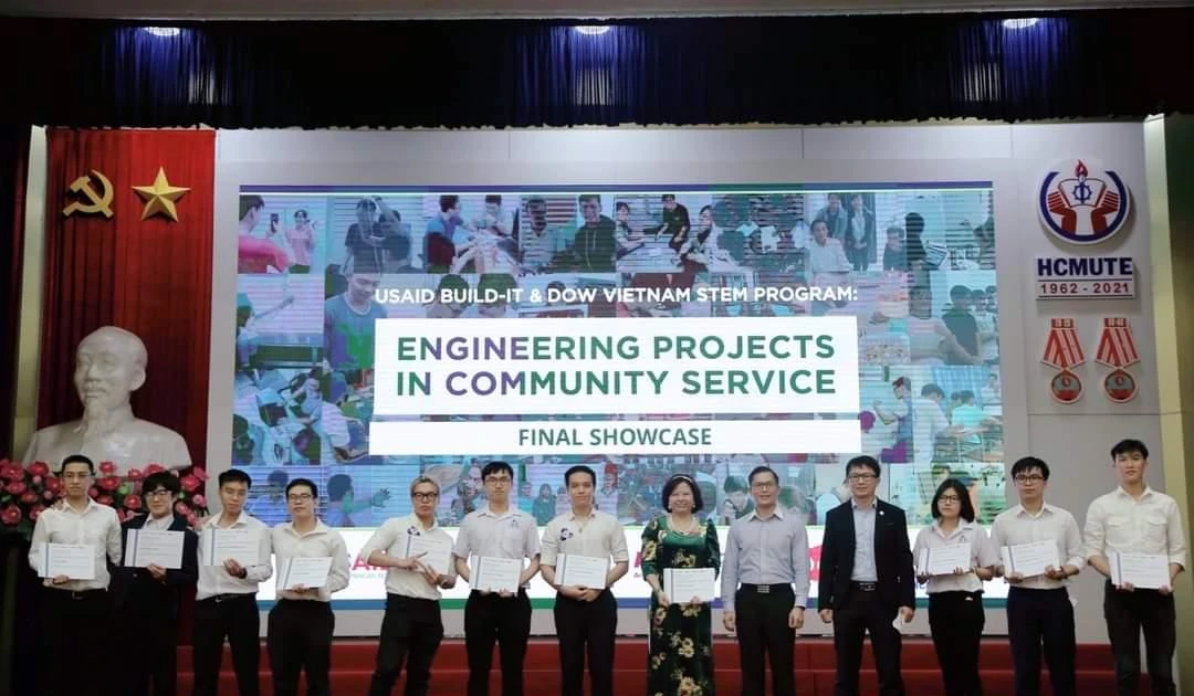 Găng tay phục hồi chức năng giành giải Nhất cuộc thi Dự án kỹ thuật phục vụ cộng đồng - Gen Z làm khoa học quá xịn!