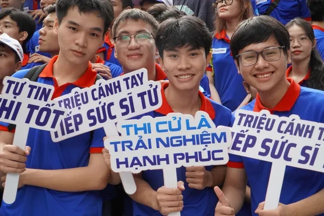 Chiến dịch "Tiếp sức mùa thi" 2025 tại Sài Gòn đang cháy hết mình hỗ trợ các sĩ tử ✨