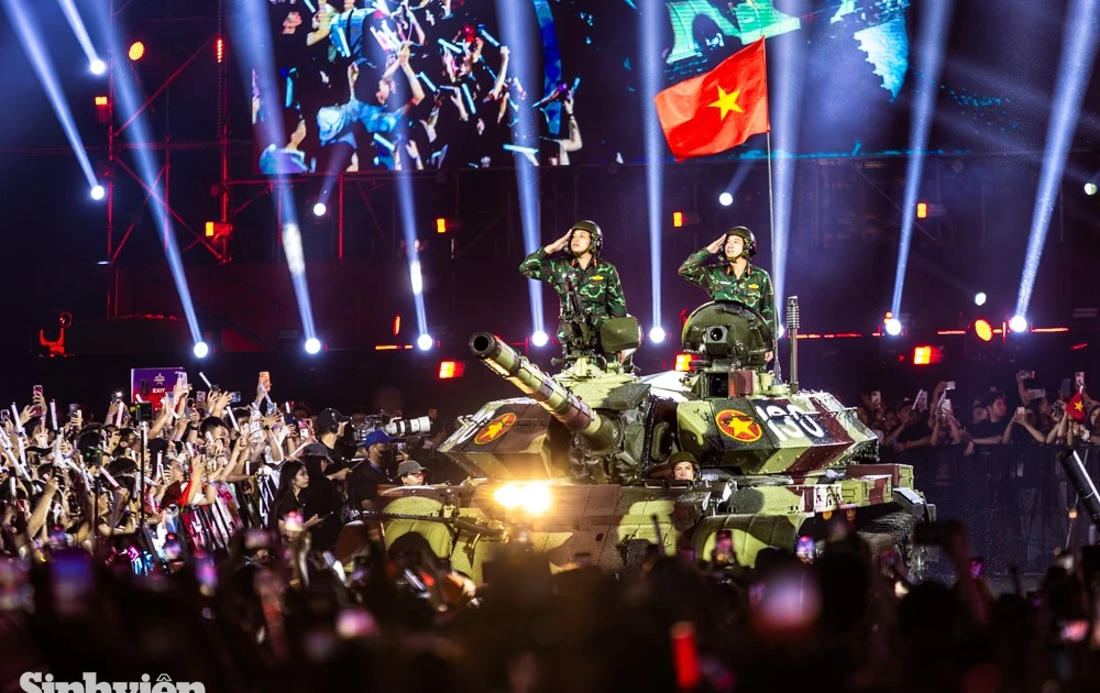 Tái hiện khoảnh khắc 'đi giữa vòng tay nhân dân' tại concert 'Sao nhập ngũ 2026' - Cháy hết nấc luôn!