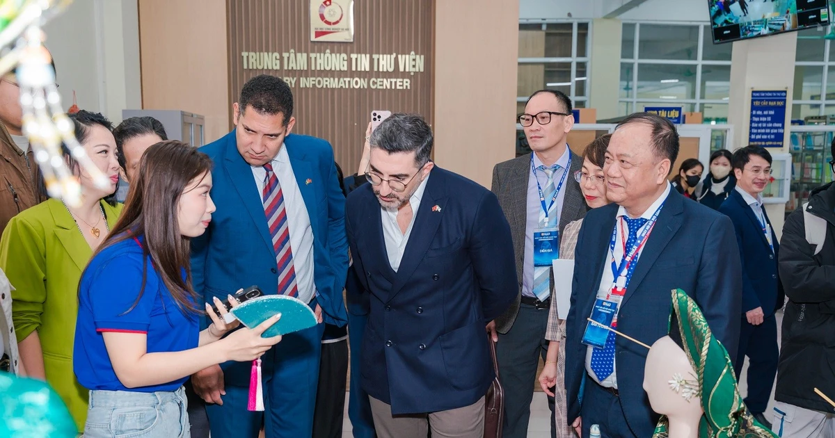 Gặp doanh nghiệp ngay tại trường, sinh viên sáng tạo "chạm" đến thành công thật rồi!