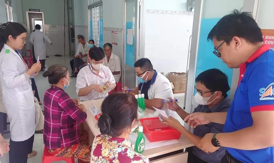 Sinh viên, giảng viên trẻ khoa Y (ĐHQG TP. HCM) khám bệnh, phát thuốc miễn phí cho bà con khó khăn ở Bến Tre