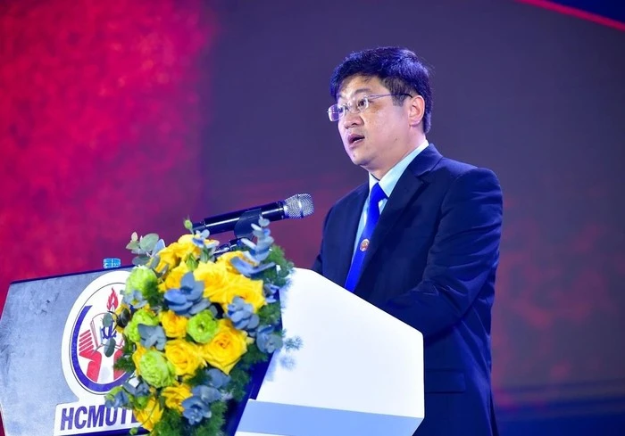 PGS. TS Lê Hiếu Giang chính thức nhận chức Quyền Hiệu trưởng trường ĐH Sư phạm Kỹ thuật TP. HCM rồi nè!