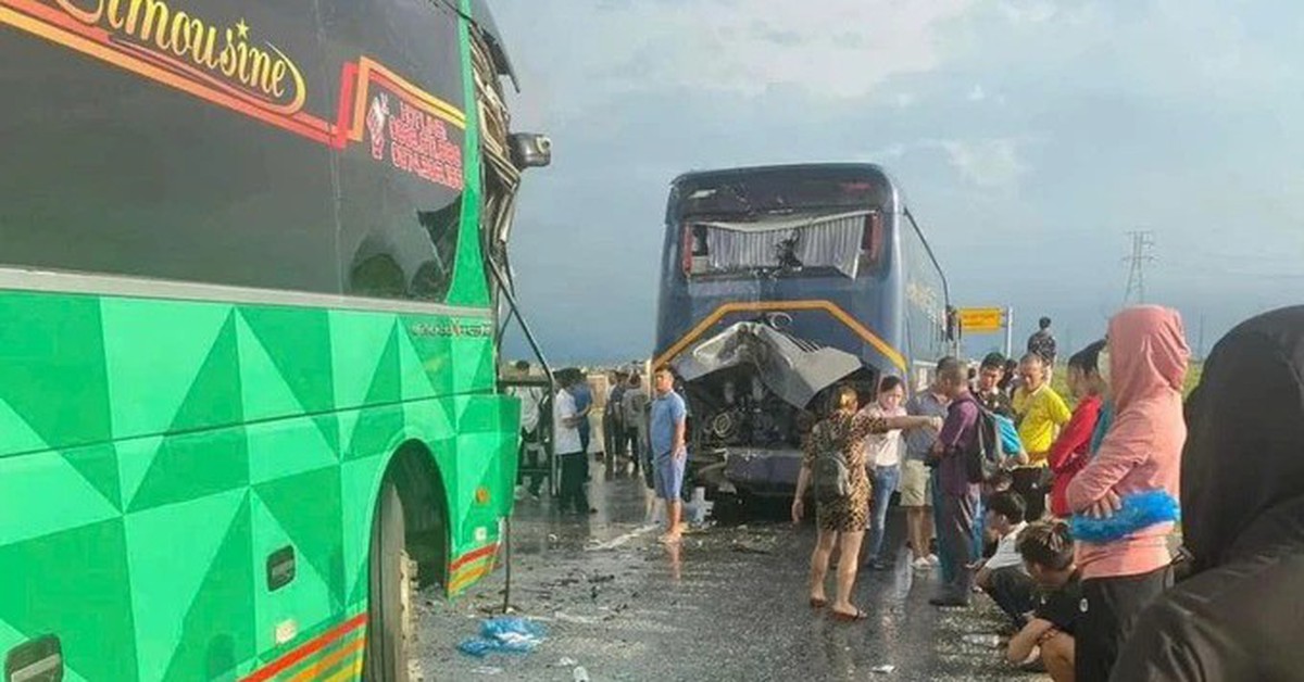 Xe khách đâm nhau liên hoàn trên cao tốc Diễn Châu - Bãi Vọt, kẹt xe kinh hoàng