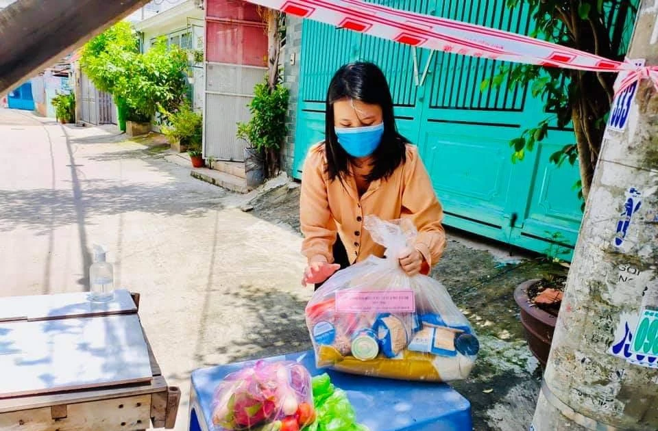 Trung tâm Quản lý KTX ĐHQG TP. HCM trao quà hỗ trợ sinh viên khó khăn - Ấm lòng quá đi!
