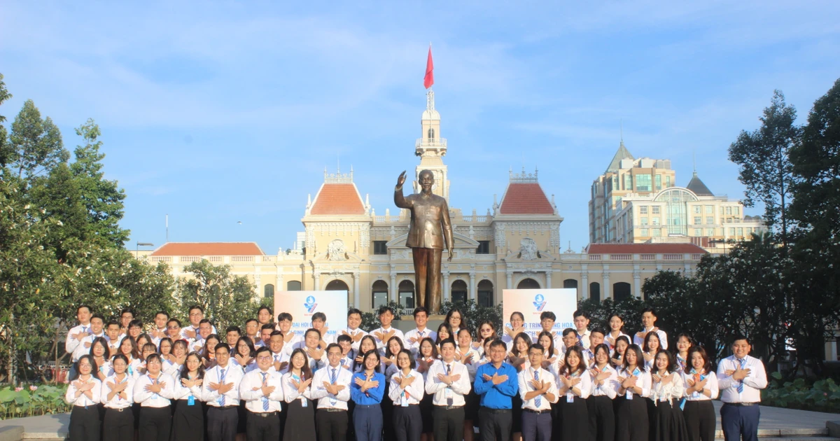 Sinh viên Sài Gòn dâng hoa báo công Bác, chuẩn bị cho Đại hội khủng lần thứ VII