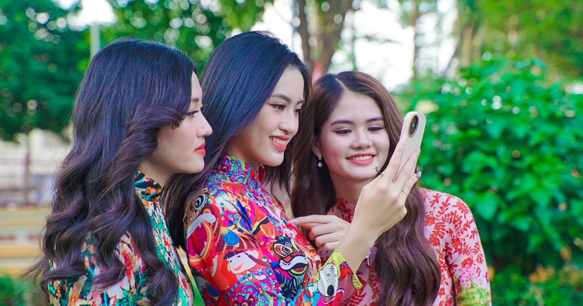 Nữ sinh TP. HCM diện áo dài thướt tha xuống phố sống ảo cực cháy hưởng ứng Tuần lễ Áo dài 2023