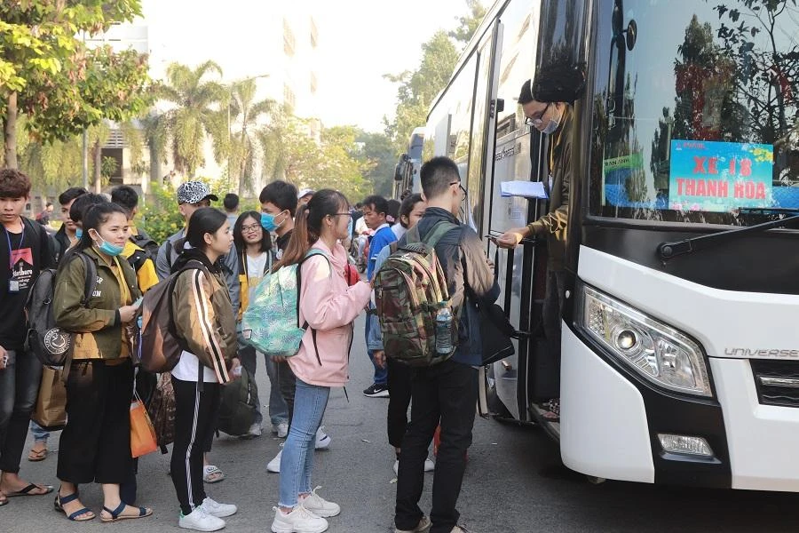 Nhà trường ra tay "giải cứu" SV mùa dịch: Ấm lòng quá đi mất!