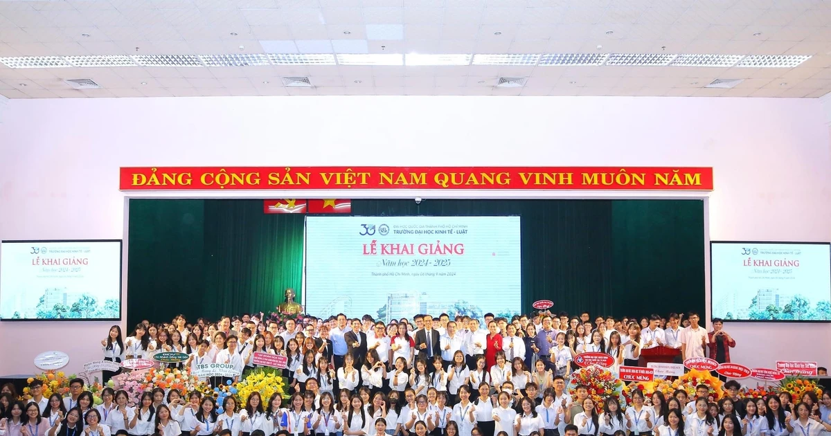 Tân sinh viên trường ĐH Kinh tế - Luật (ĐHQG TP.HCM) rộn ràng check-in năm học mới ✨