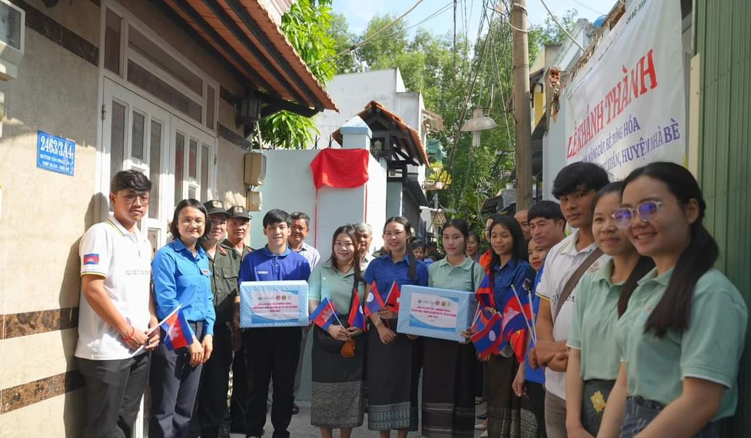 Thành Đoàn TP.HCM ghé thăm và tiếp lửa cho các bạn sinh viên tình nguyện đang "chiến đấu" tại huyện Nhà Bè
