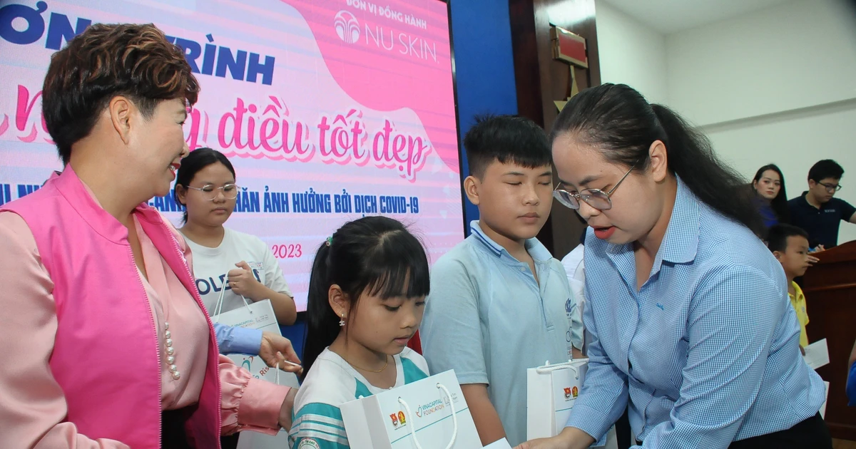 Thành Đoàn TP.HCM trao học bổng cho các em nhỏ bị ảnh hưởng bởi COVID-19
