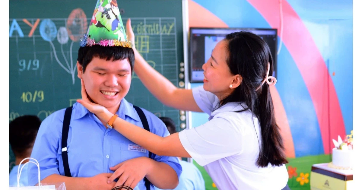 Cô giáo 10 năm cống hiến cho các em nhỏ khuyết tật trí tuệ - câu chuyện siêu cảm động
