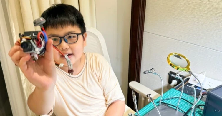 Cậu bé 14 tuổi tự chế động cơ phản lực ở phòng khách, netizen soi background gia đình gắt lắm luôn