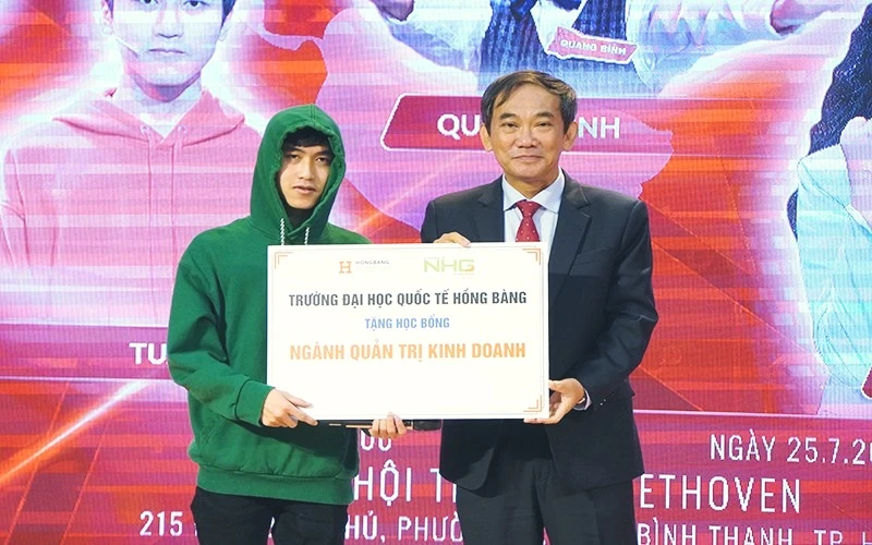 "Đôi mắt ma thuật" Lương Tuấn Phi rinh trọn học bổng 100% ĐH Quốc tế Hồng Bàng, hành trình lội ngược dòng đỉnh của chóp!