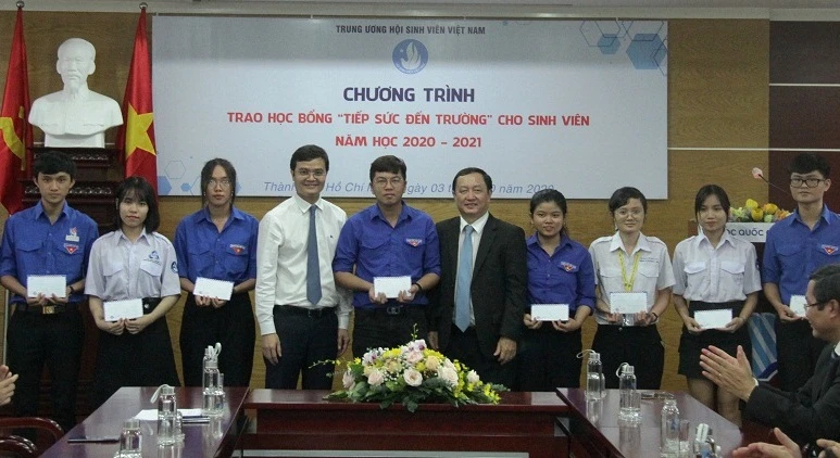 Học bổng "Tiếp sức đến trường" trao yêu thương cho sinh viên ĐHQG TP. HCM