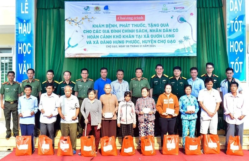 Hội thầy thuốc trẻ Bệnh viện Quân y 175 khám bệnh, tặng quà cho người dân khó khăn huyện Chợ Gạo, tỉnh Tiền Giang