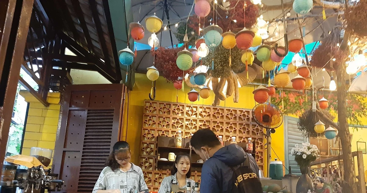 Nghỉ Tết sớm, sinh viên tranh thủ kiếm việc làm thêm "đu" trend mùa lễ hội