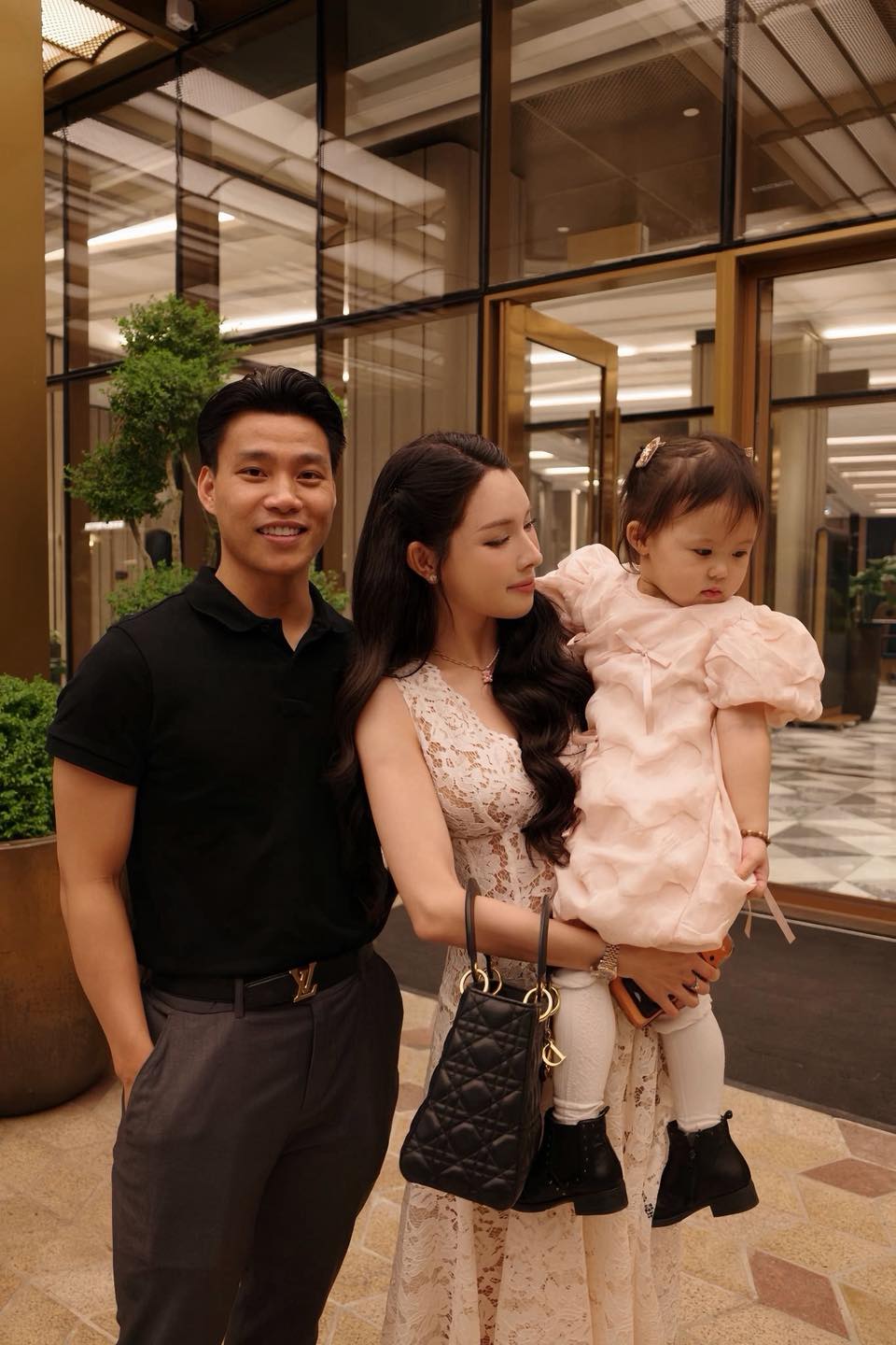 Văn Thanh chi đậm cho bạn gái "trâm anh thế phiệt" làm đẹp, mua đồ đôi, còn tự giác "đứng bếp" rửa bát cực ngoan!