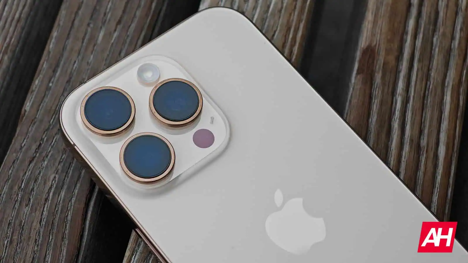 iPhone phồng pin khi bay - Người dùng iPhone 15 và 16 Pro Max hoảng hồn khi đi máy bay