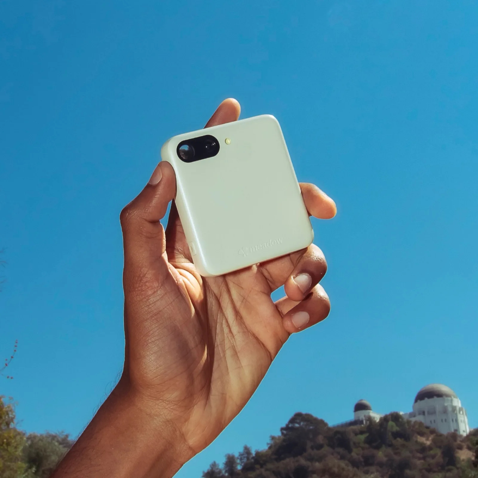 Điện thoại trông như iPhone 5c bị "chém" đôi, cắt mất hết tính năng, không MXH, không email, giá tới 10 củ