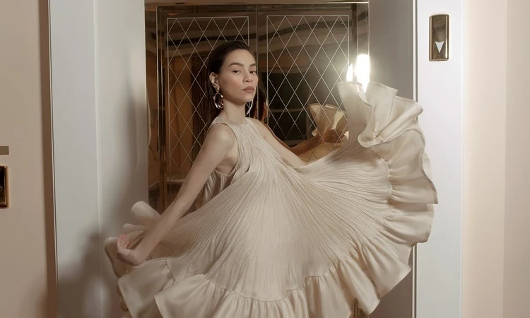 Hà Hồ mang bụng bầu chụp ảnh thời trang cho tạp chí danh giá Vogue (Pháp)