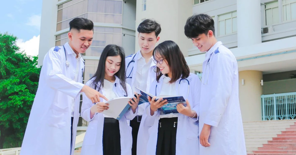 Khoa Y ĐHQG TP.HCM vừa thả thính điểm chuẩn 2 phương thức, cao "khủng bố" luôn các bạn ơi!