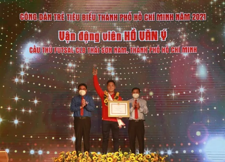Chàng trai chuyển từ bóng chuyền sang Futsal và trở thành "Công dân trẻ tiêu biểu TP. HCM" ⚽✨