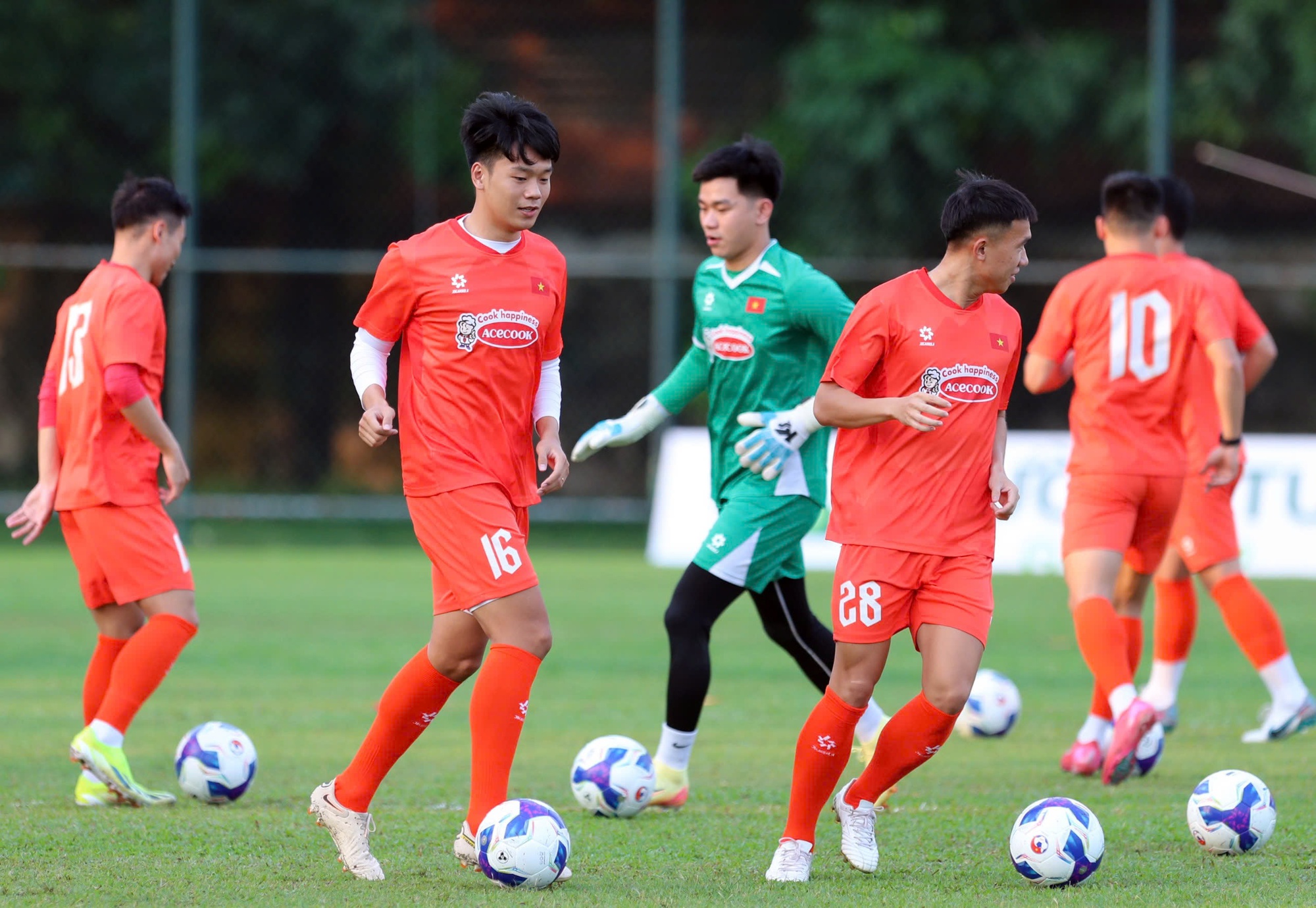 Vé xem tuyển Việt Nam - Lào cháy hàng trước giờ G, fan rần rần đổ xô đi xem bóng đá ⚽