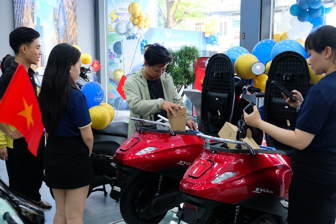 VinFast vừa flex 66 đại lý xe máy điện cùng lúc, ra mắt showroom xịn xò EV-Zone ⚡