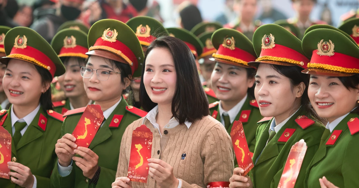 Hồng Diễm lần đầu xuất hiện tại "Chủ Nhật Đỏ" - Lan tỏa năng lượng tích cực đến giới trẻ