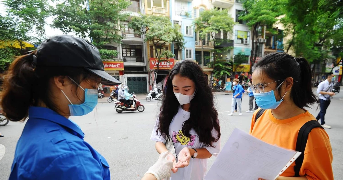 Tiếp sức mùa thi mùa COVID: Áo xanh tình nguyện vừa nhiệt tình vừa an toàn