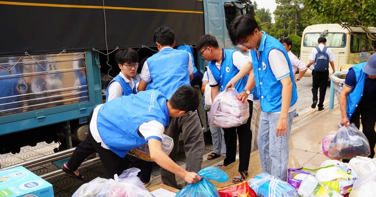 Sinh viên Sài Gòn chung tay gửi yêu thương về miền Trung - hành động đẹp giữa mùa mưa bão