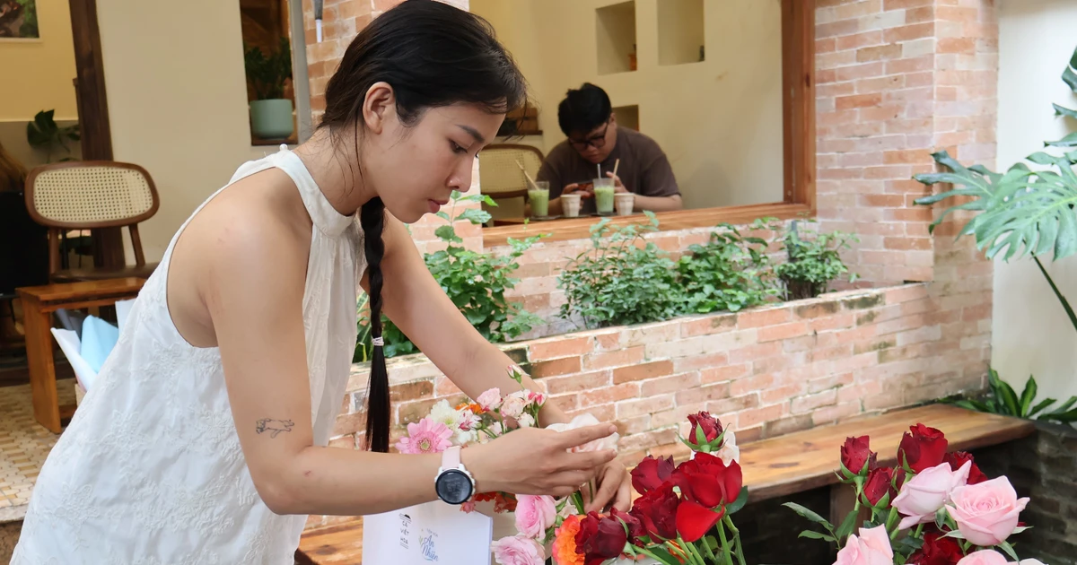 Cà phê kèm "buffet hoa" - trend chill mới đang làm mưa làm gió giới trẻ Sài Gòn ☕