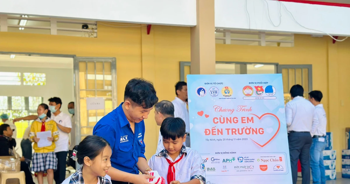 Chương trình "Cùng em đến trường" mang niềm vui tới các em nhỏ Tây Ninh, cảm động quá trời