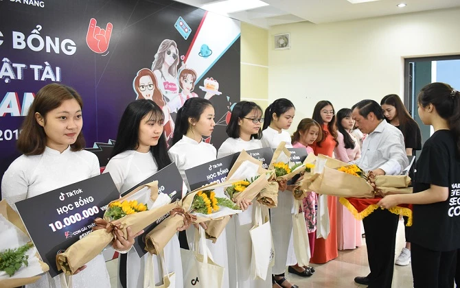 TikTok tặng 300 triệu học bổng cho các nữ tài năng ĐH Đà Nẵng, ai cũng muốn được như thế này! ✨