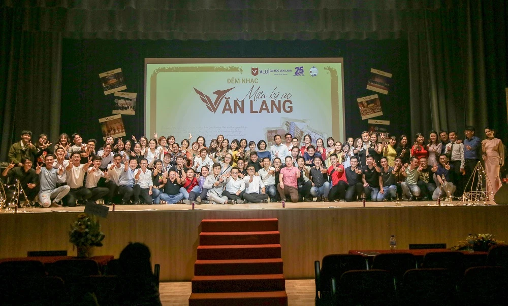 Đêm nhạc "Dòng thời gian" - Khi các thế hệ cựu sinh viên Văn Lang cùng hòa chung nhịp đập