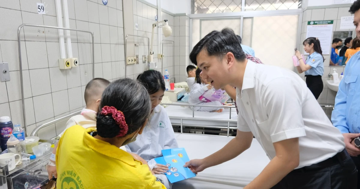 Lãnh đạo T.Ư Đoàn thăm hỏi, động viên các bạn học sinh, sinh viên bị nạn trong vụ cháy chung cư mini