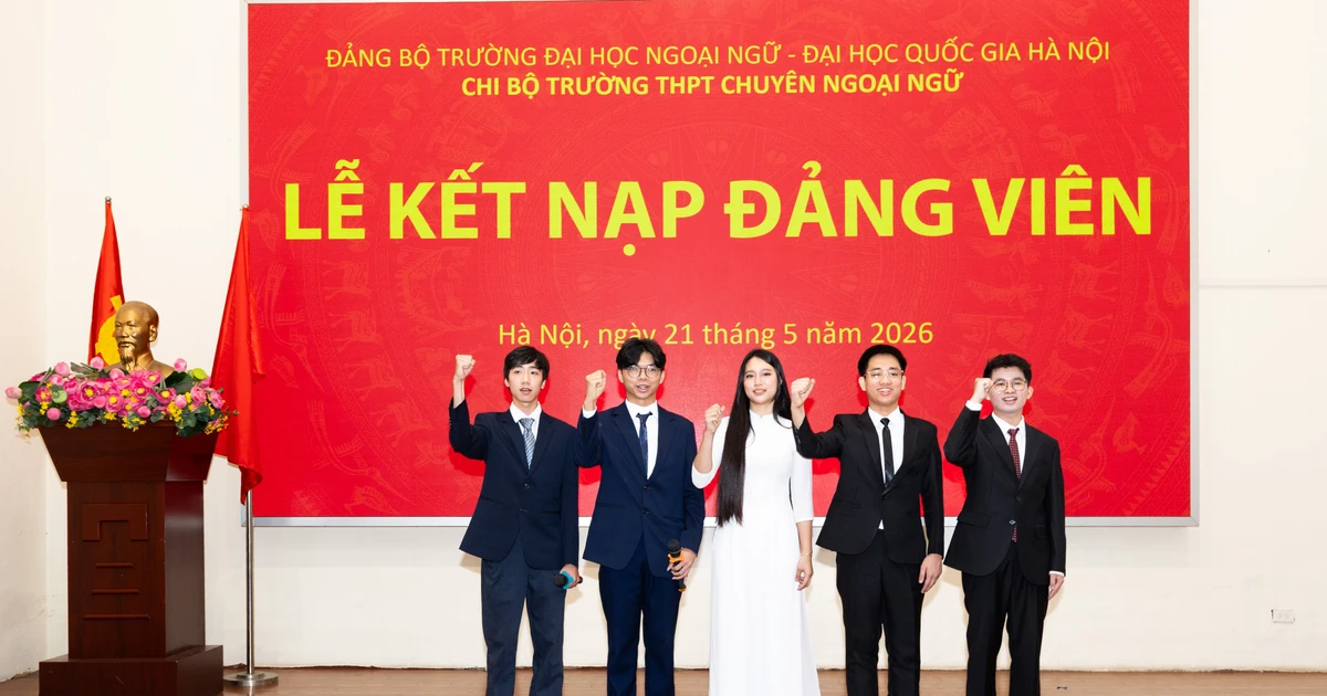 5 học sinh Chuyên Ngoại ngữ vừa được kết nạp Đảng có profile xịn cỡ nào?