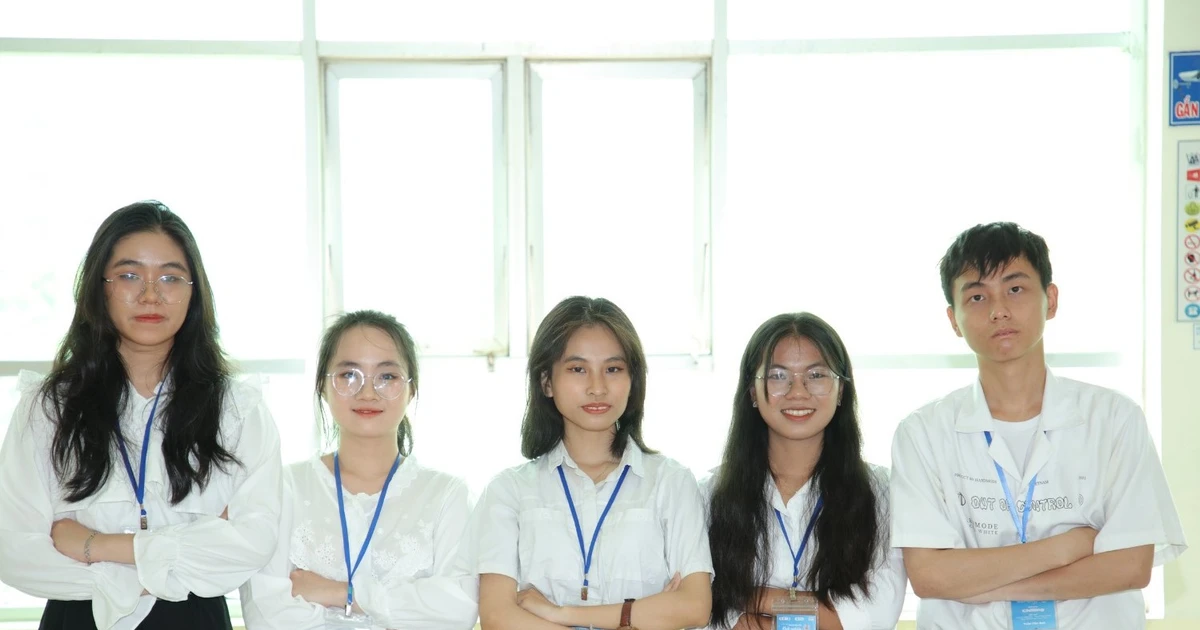 Gen Z làm phiên dịch viên cho khách Tây: Vừa kiếm tiền vừa quảng bá văn hóa Việt siêu xịn ✨