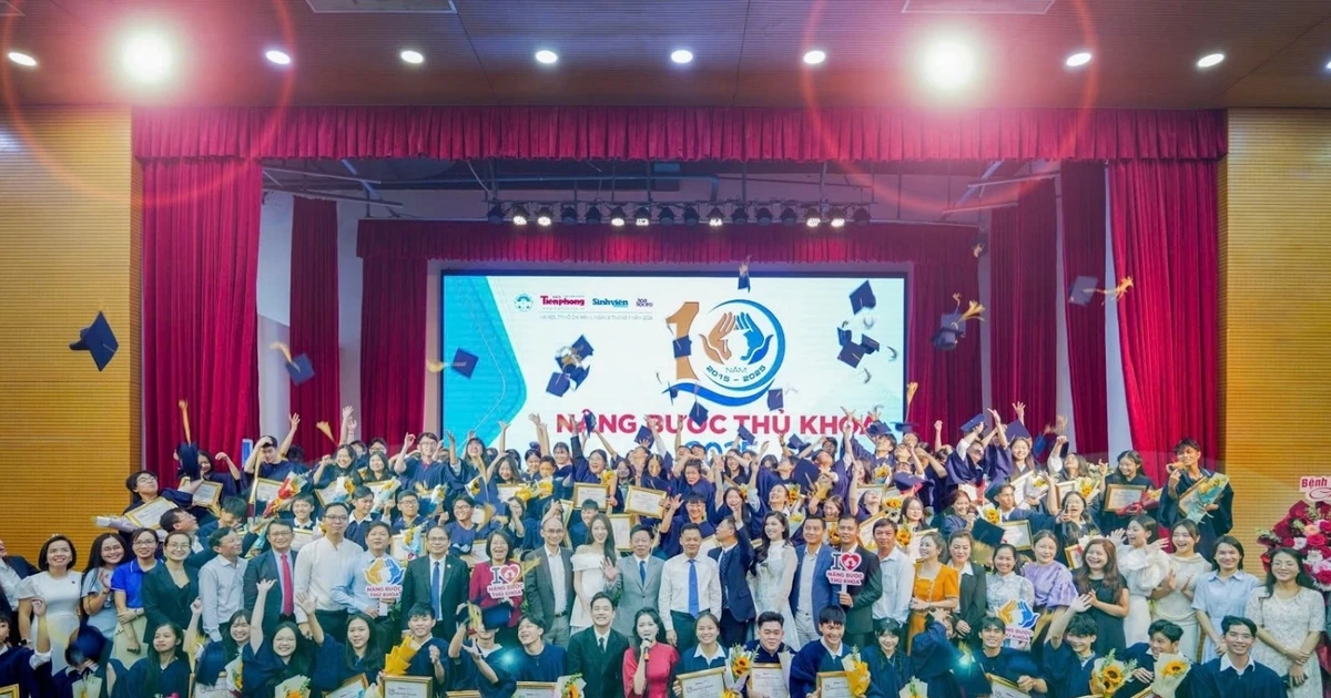 Nâng bước Thủ khoa 2025: Khi nghịch cảnh chỉ là bài test của tuổi trẻ