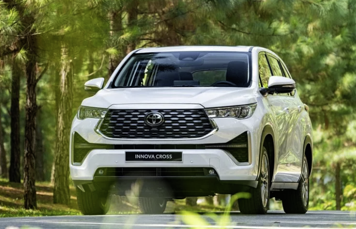 Toyota Innova Cross facelift lộ diện, sẵn sàng "khịa" Mitsubishi Xpander Cross bằng ngoại hình mới xịn sò