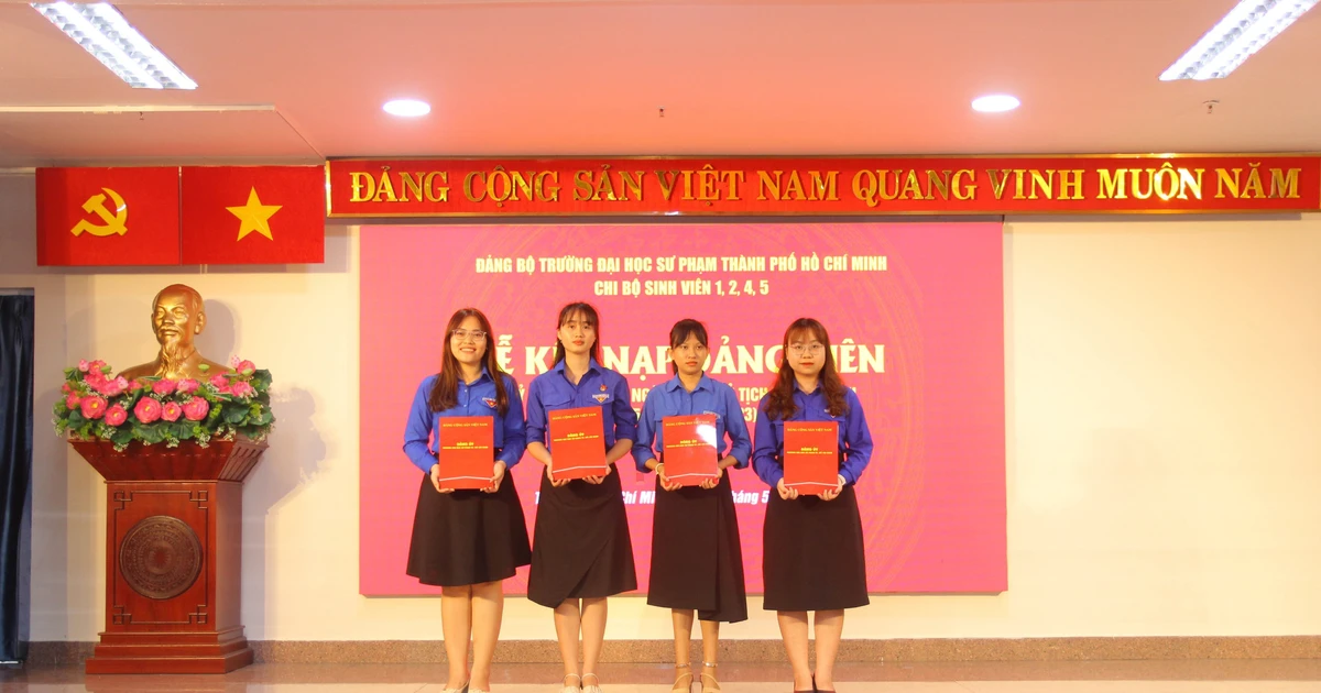 Bốn sinh viên ưu tú được kết nạp Đảng đúng ngày sinh nhật Bác - vinh dự lắm nha!