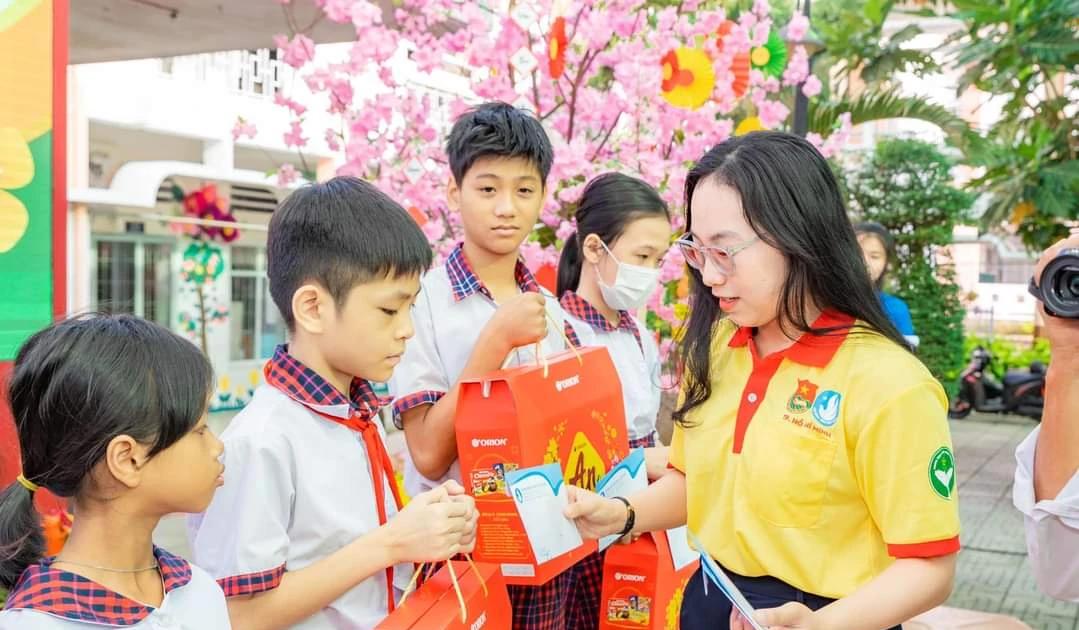 Gen Z tình nguyện mang Tết đến với người dân Nhà Bè, quá ấm lòng!